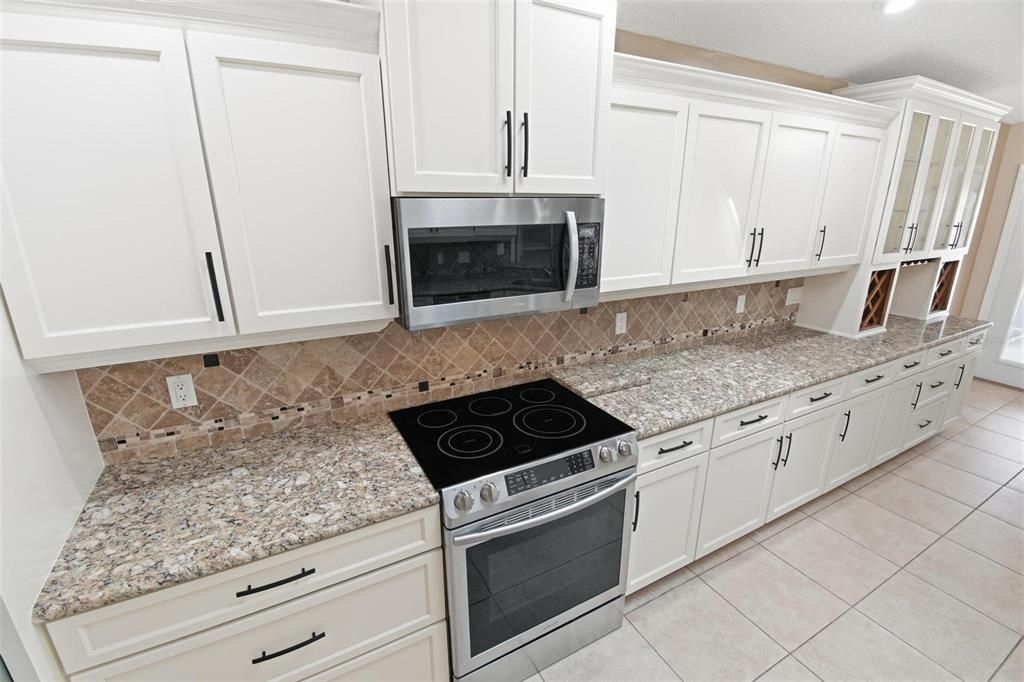 Под контрактом: $700,000 (4 спален, 2 ванн, 2088 Квадратных фут)