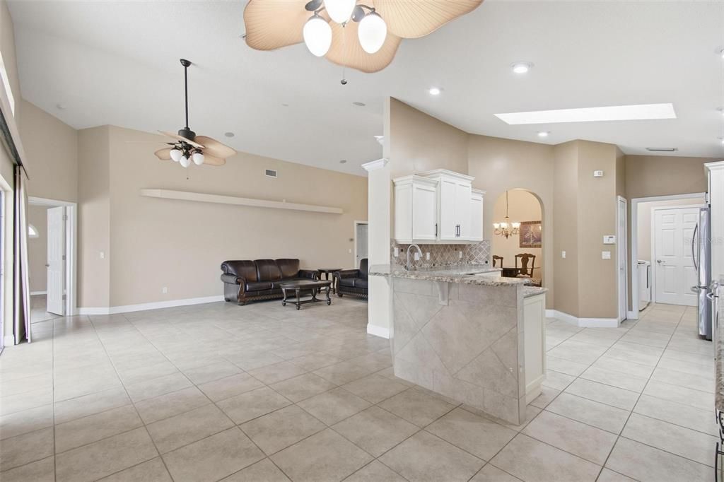 Под контрактом: $700,000 (4 спален, 2 ванн, 2088 Квадратных фут)