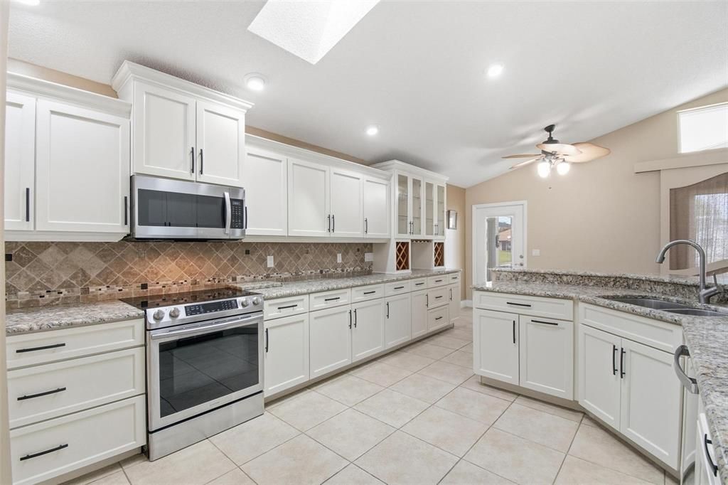 Под контрактом: $700,000 (4 спален, 2 ванн, 2088 Квадратных фут)