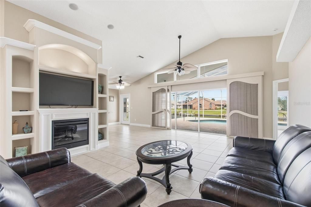 Под контрактом: $700,000 (4 спален, 2 ванн, 2088 Квадратных фут)