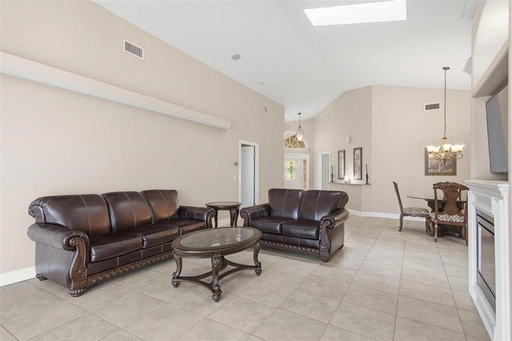 Под контрактом: $700,000 (4 спален, 2 ванн, 2088 Квадратных фут)