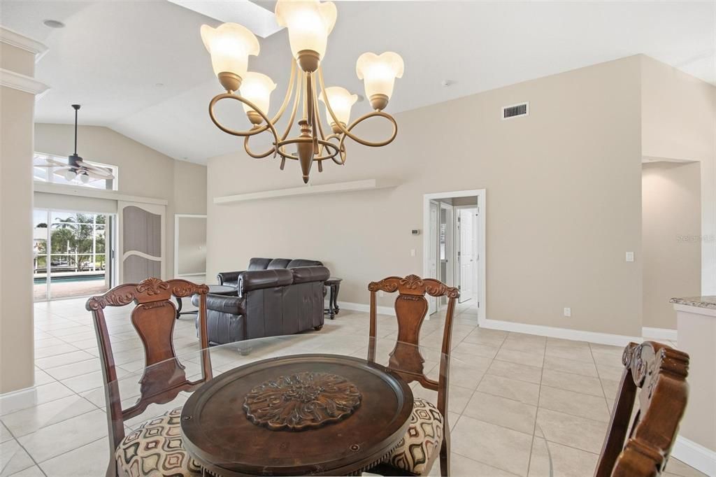 Под контрактом: $700,000 (4 спален, 2 ванн, 2088 Квадратных фут)