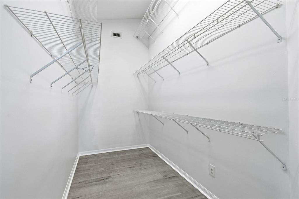 Под контрактом: $700,000 (4 спален, 2 ванн, 2088 Квадратных фут)