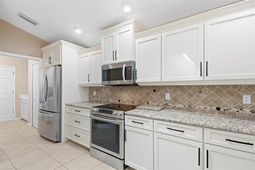 Под контрактом: $700,000 (4 спален, 2 ванн, 2088 Квадратных фут)