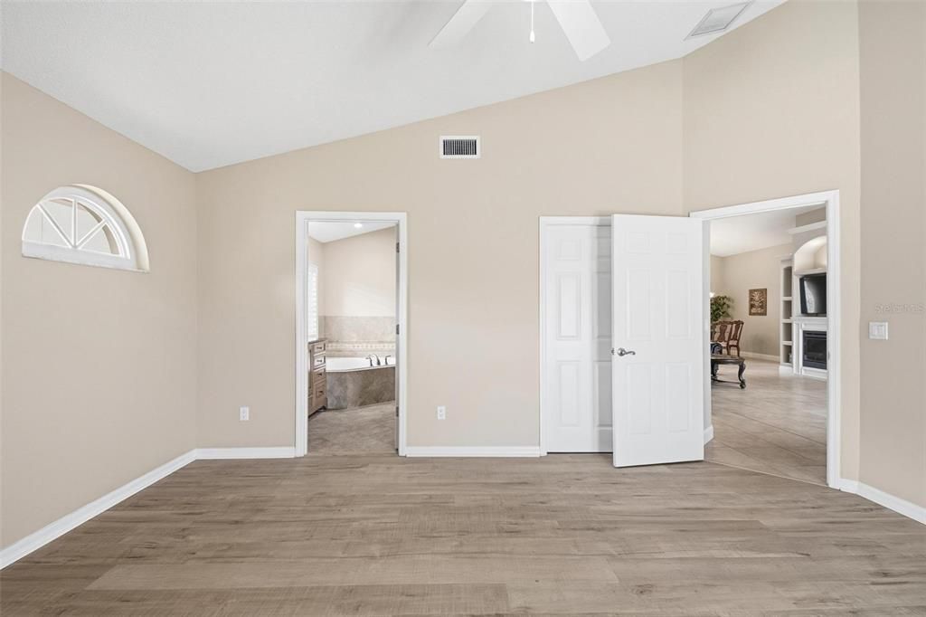 Под контрактом: $700,000 (4 спален, 2 ванн, 2088 Квадратных фут)