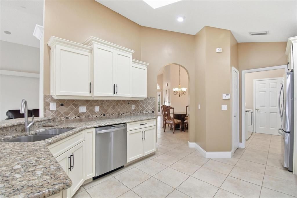 Под контрактом: $700,000 (4 спален, 2 ванн, 2088 Квадратных фут)