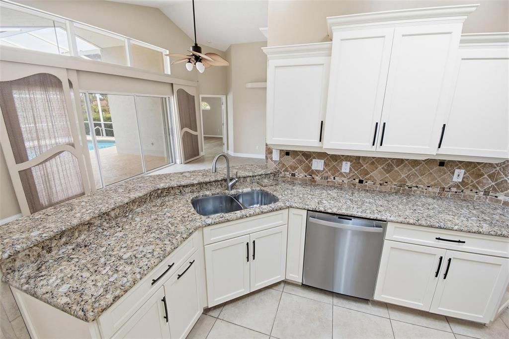 Под контрактом: $700,000 (4 спален, 2 ванн, 2088 Квадратных фут)