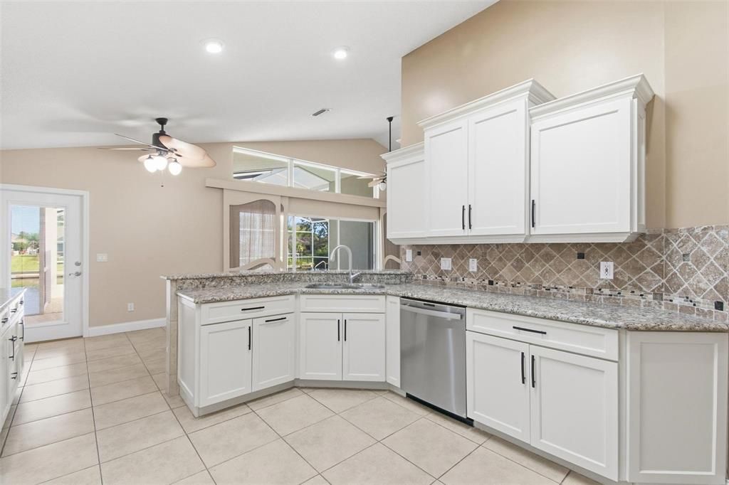 Под контрактом: $700,000 (4 спален, 2 ванн, 2088 Квадратных фут)