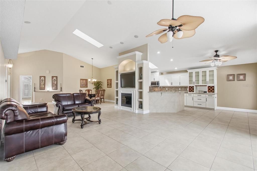 Под контрактом: $700,000 (4 спален, 2 ванн, 2088 Квадратных фут)