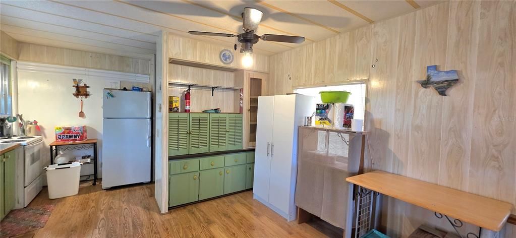 На продажу: $89,900 (2 спален, 2 ванн, 924 Квадратных фут)