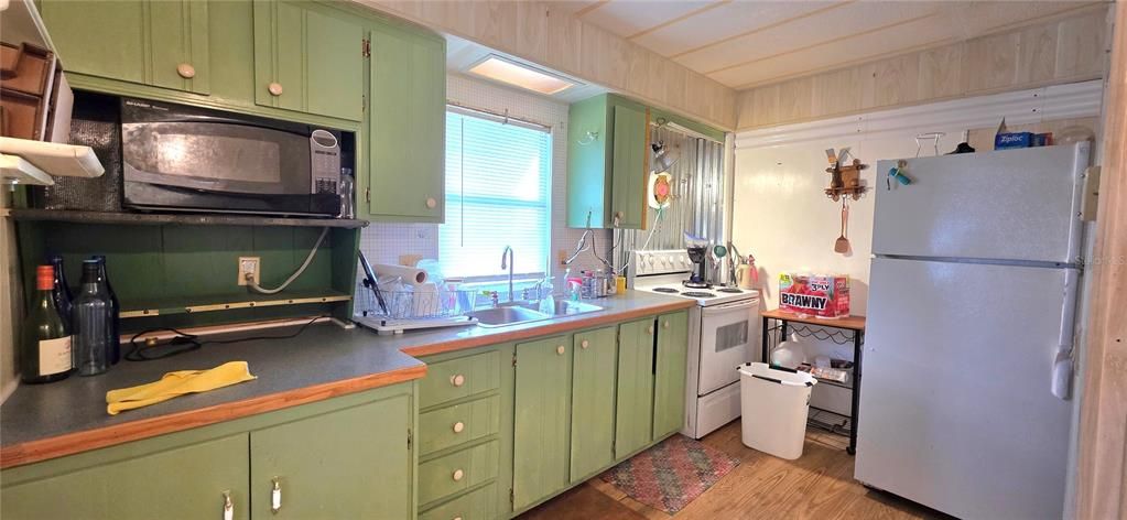 На продажу: $89,900 (2 спален, 2 ванн, 924 Квадратных фут)