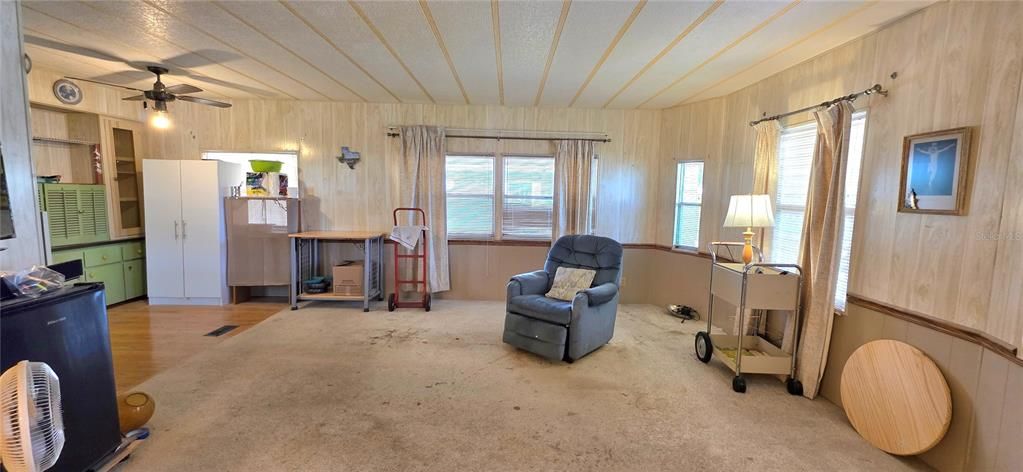 На продажу: $89,900 (2 спален, 2 ванн, 924 Квадратных фут)