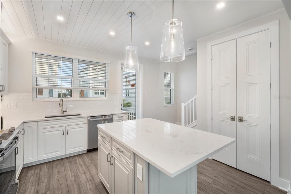 待售: $1,100,000 (3 贝兹, 2 浴室, 1678 平方英尺)