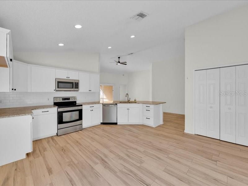 На продажу: $364,000 (4 спален, 3 ванн, 1729 Квадратных фут)