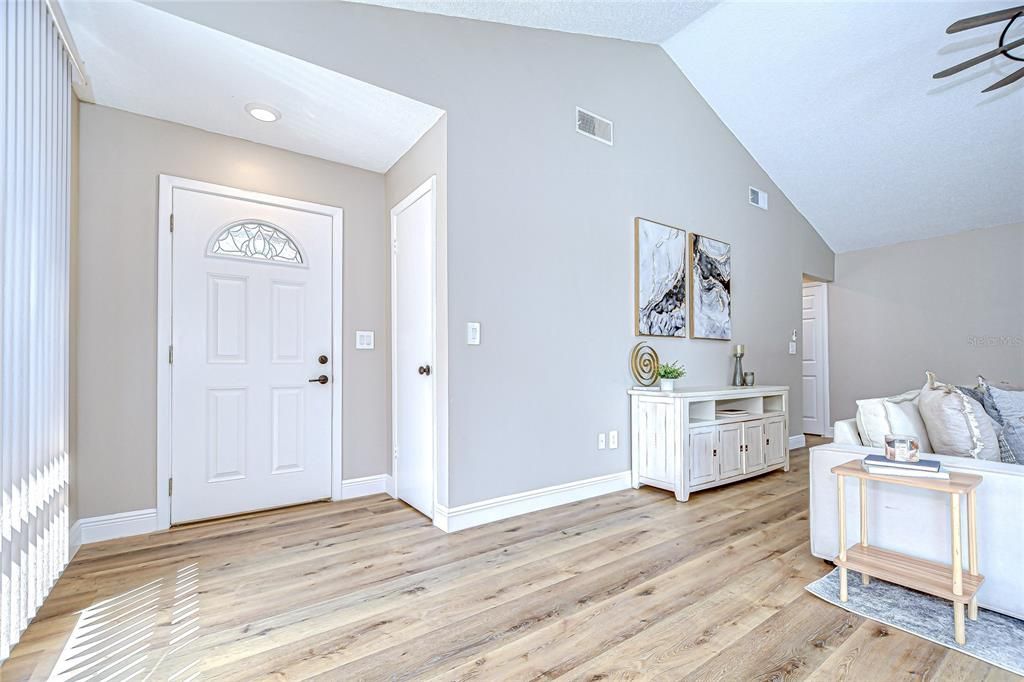 合同活跃: $379,000 (2 贝兹, 2 浴室, 1485 平方英尺)