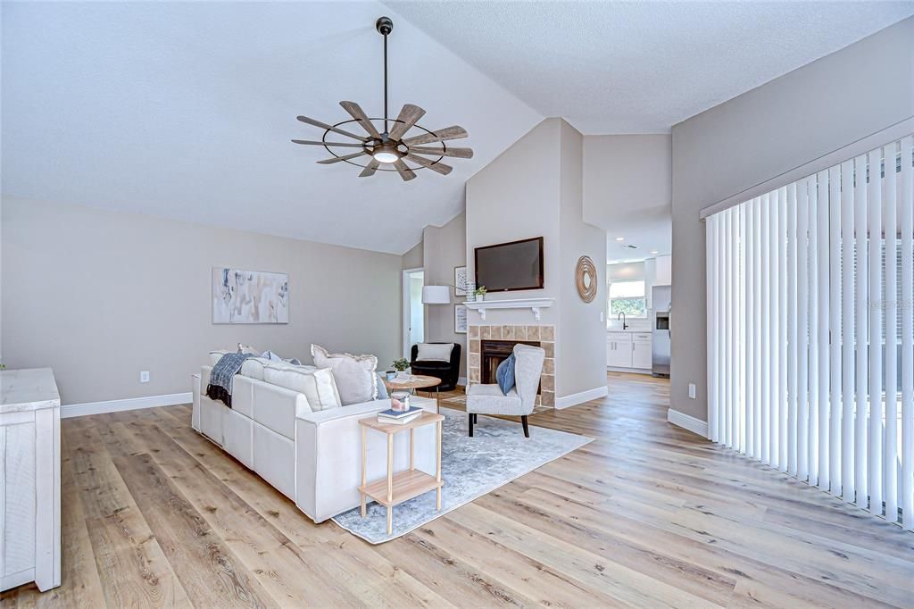 合同活跃: $379,000 (2 贝兹, 2 浴室, 1485 平方英尺)