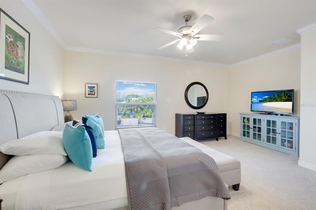 For Sale: $275,000 (2 beds, 2 baths, 1747 Square Feet)