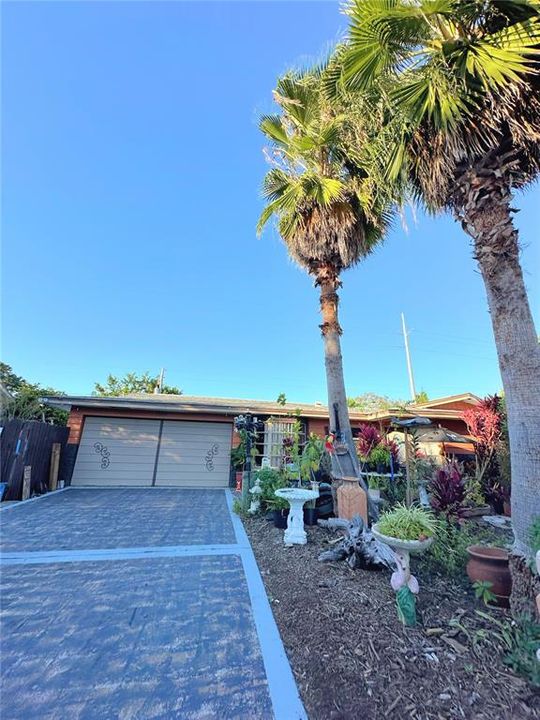 Active With Contract: $342,000 (3 beds, 2 baths, 1584 Square Feet)