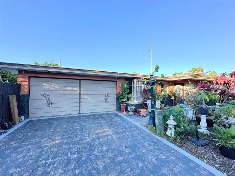 Active With Contract: $342,000 (3 beds, 2 baths, 1584 Square Feet)