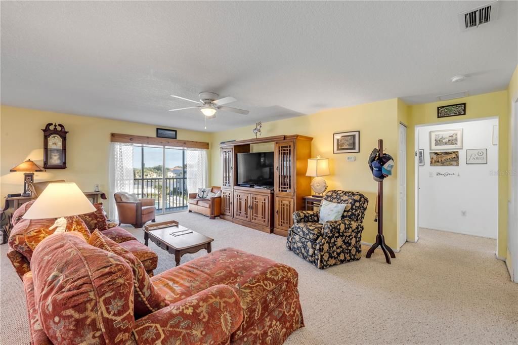 Activo con contrato: $469,000 (3 camas, 2 baños, 1720 Pies cuadrados)