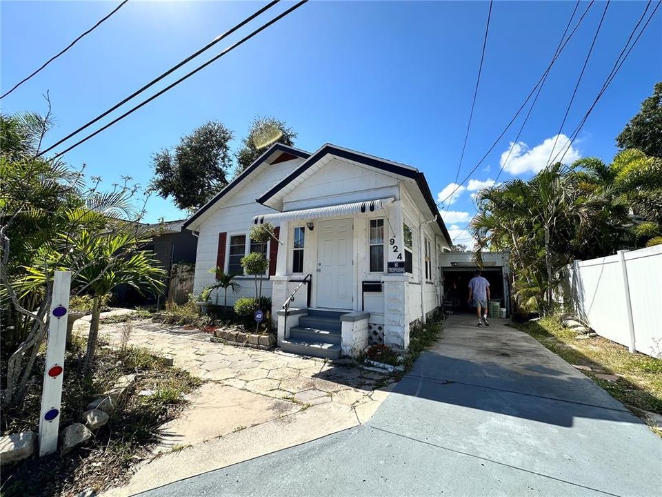 Под контрактом: $275,000 (1 спален, 1 ванн, 716 Квадратных фут)