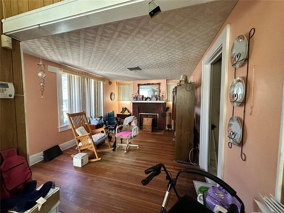 Под контрактом: $275,000 (1 спален, 1 ванн, 716 Квадратных фут)