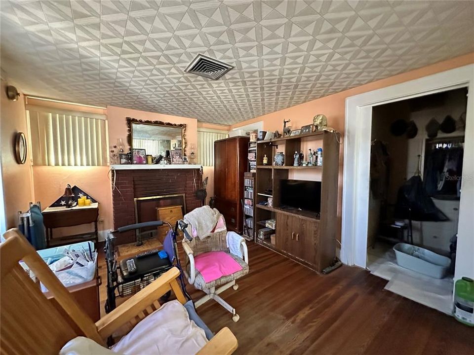 Под контрактом: $275,000 (1 спален, 1 ванн, 716 Квадратных фут)