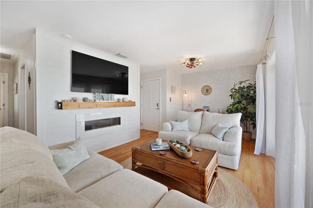 For Sale: $329,000 (1 beds, 1 baths, 668 Square Feet)