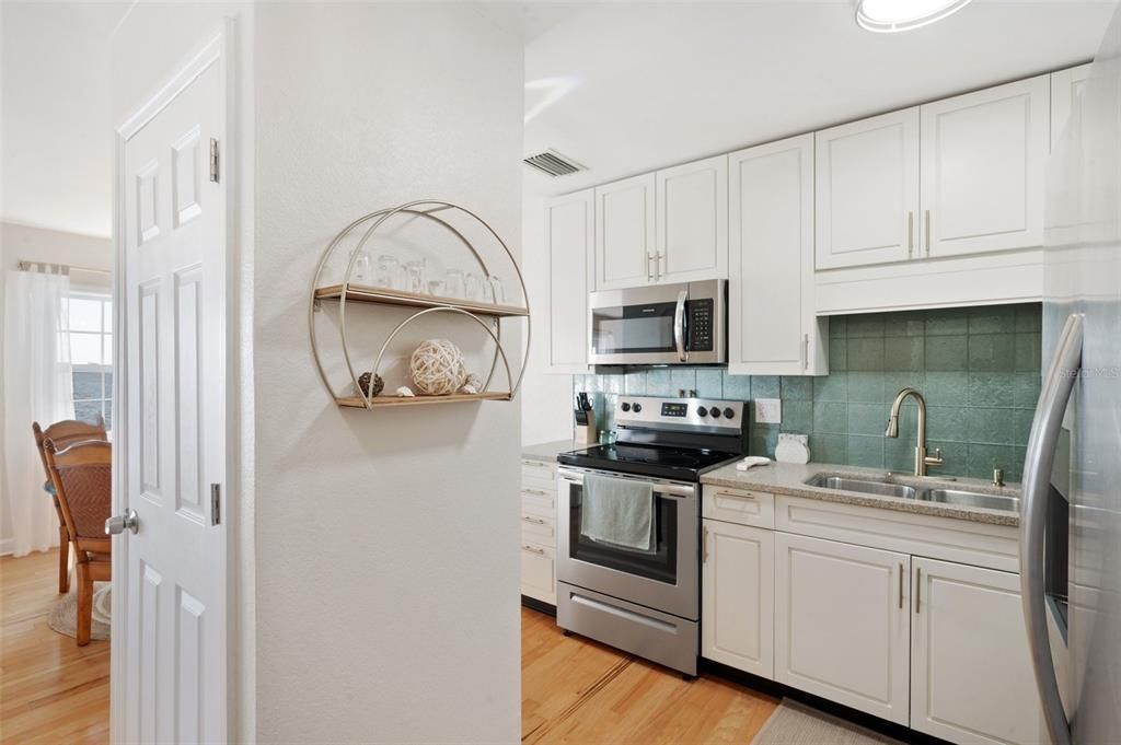 For Sale: $329,000 (1 beds, 1 baths, 668 Square Feet)