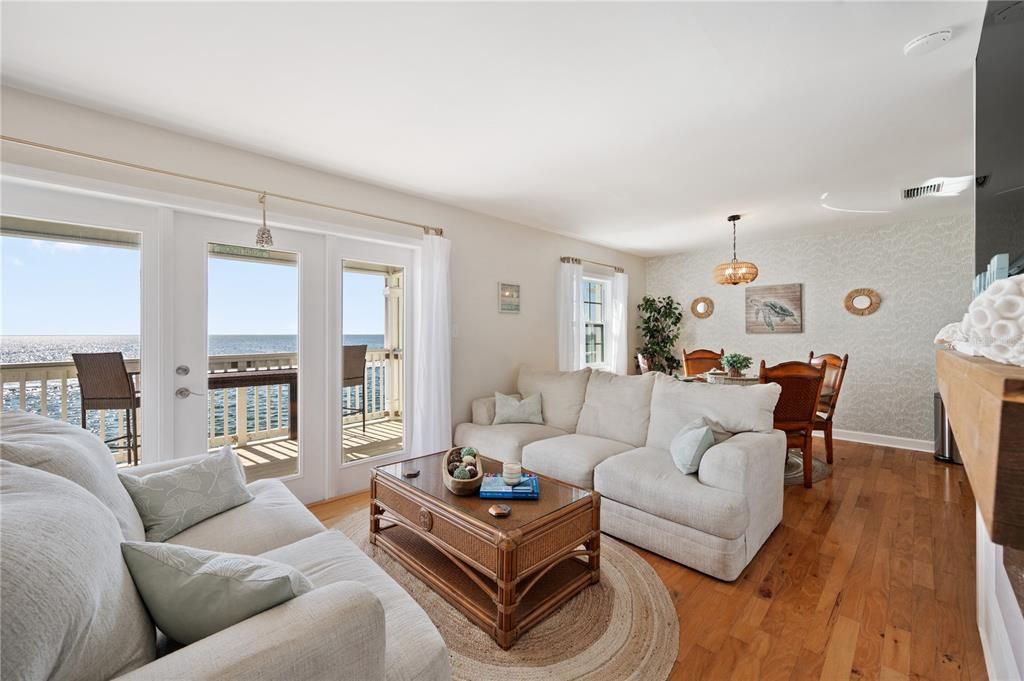 For Sale: $329,000 (1 beds, 1 baths, 668 Square Feet)