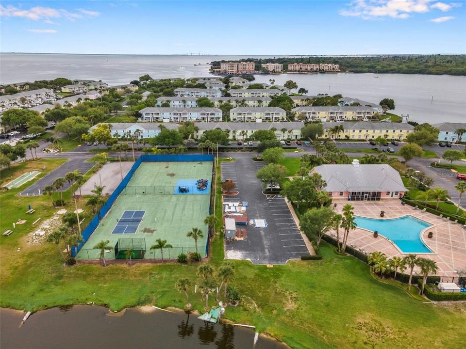 For Sale: $329,000 (1 beds, 1 baths, 668 Square Feet)