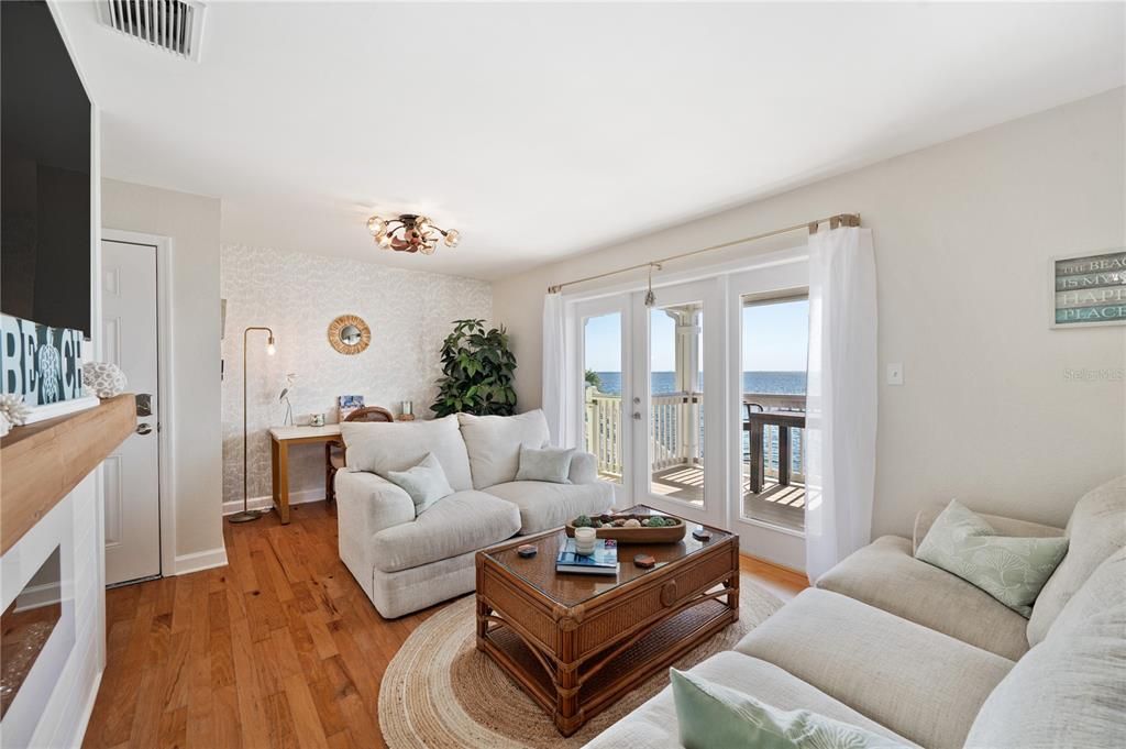 For Sale: $329,000 (1 beds, 1 baths, 668 Square Feet)