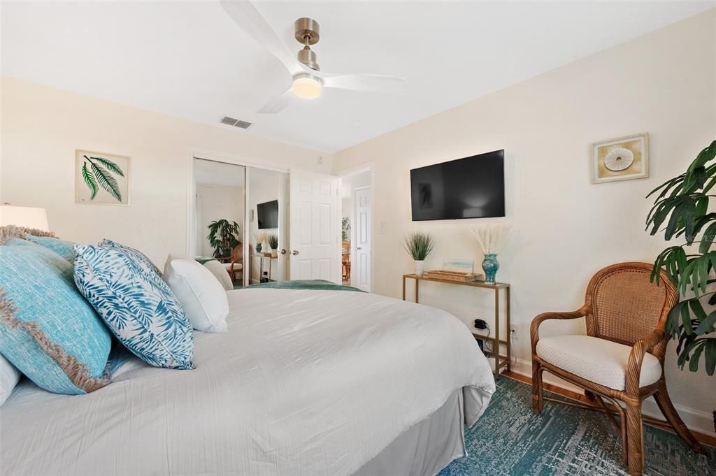 For Sale: $329,000 (1 beds, 1 baths, 668 Square Feet)