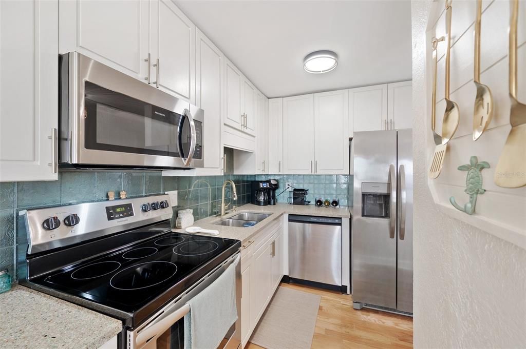 For Sale: $329,000 (1 beds, 1 baths, 668 Square Feet)