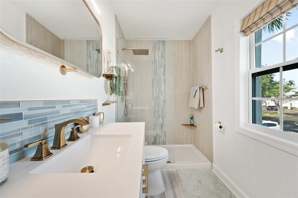 For Sale: $329,000 (1 beds, 1 baths, 668 Square Feet)