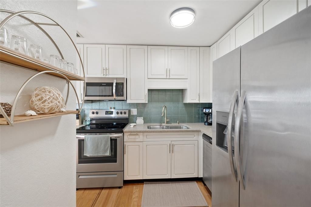 For Sale: $329,000 (1 beds, 1 baths, 668 Square Feet)