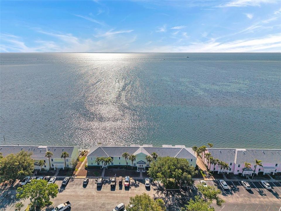 For Sale: $329,000 (1 beds, 1 baths, 668 Square Feet)