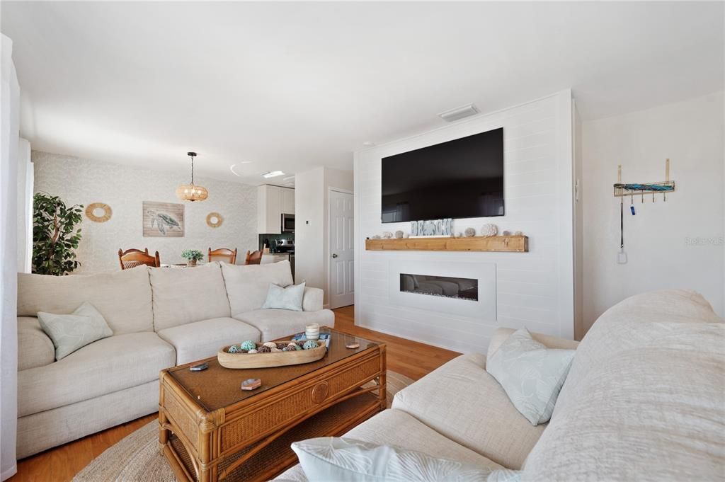 For Sale: $329,000 (1 beds, 1 baths, 668 Square Feet)