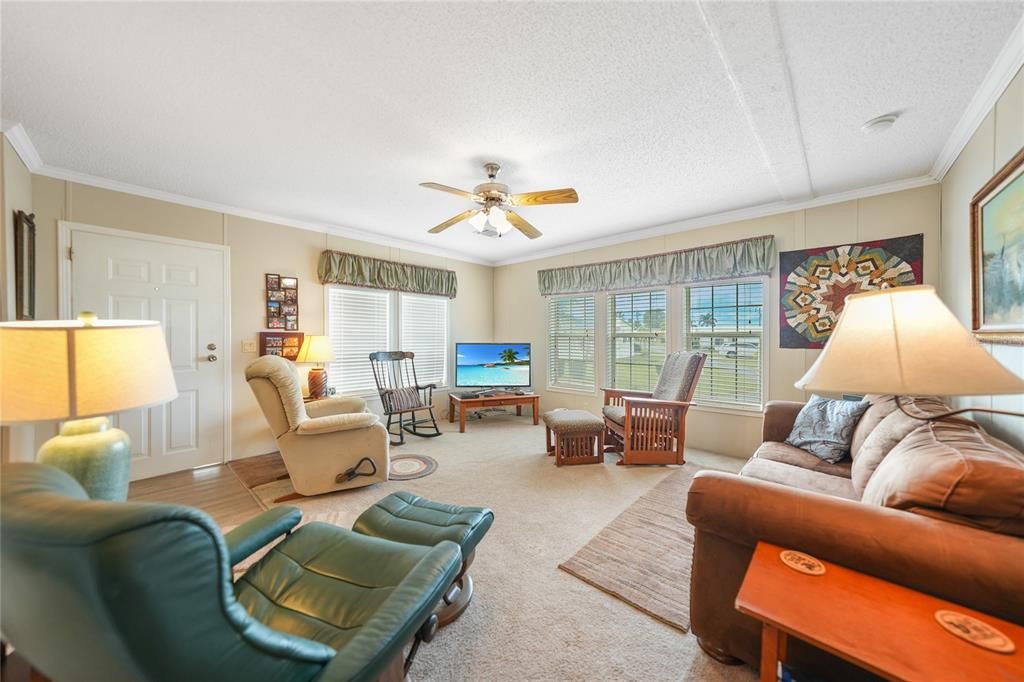 待售: $199,900 (2 贝兹, 2 浴室, 1372 平方英尺)