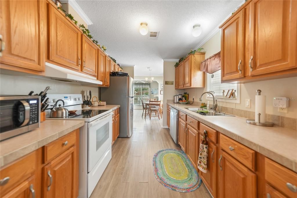 待售: $199,900 (2 贝兹, 2 浴室, 1372 平方英尺)