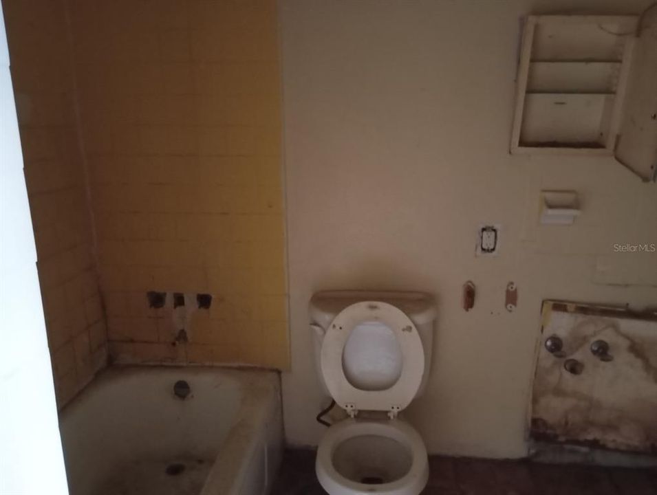 На продажу: $230,000 (9 спален, 0 ванн, 2100 Квадратных фут)