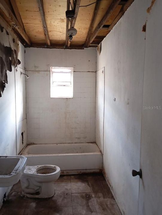 На продажу: $230,000 (9 спален, 0 ванн, 2100 Квадратных фут)