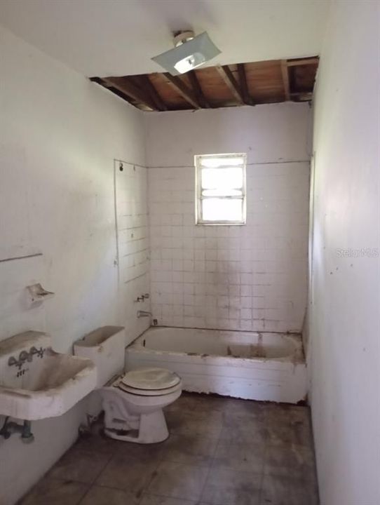 На продажу: $230,000 (9 спален, 0 ванн, 2100 Квадратных фут)