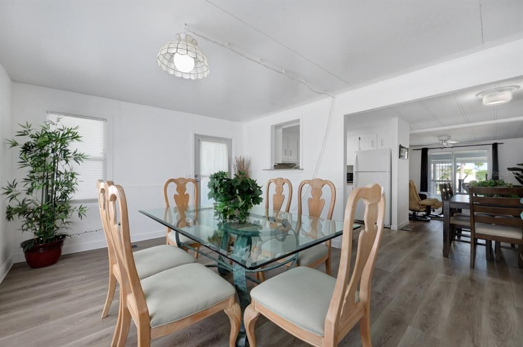 For Sale: $159,000 (2 beds, 2 baths, 1056 Square Feet)