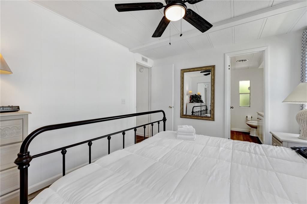 For Sale: $159,000 (2 beds, 2 baths, 1056 Square Feet)