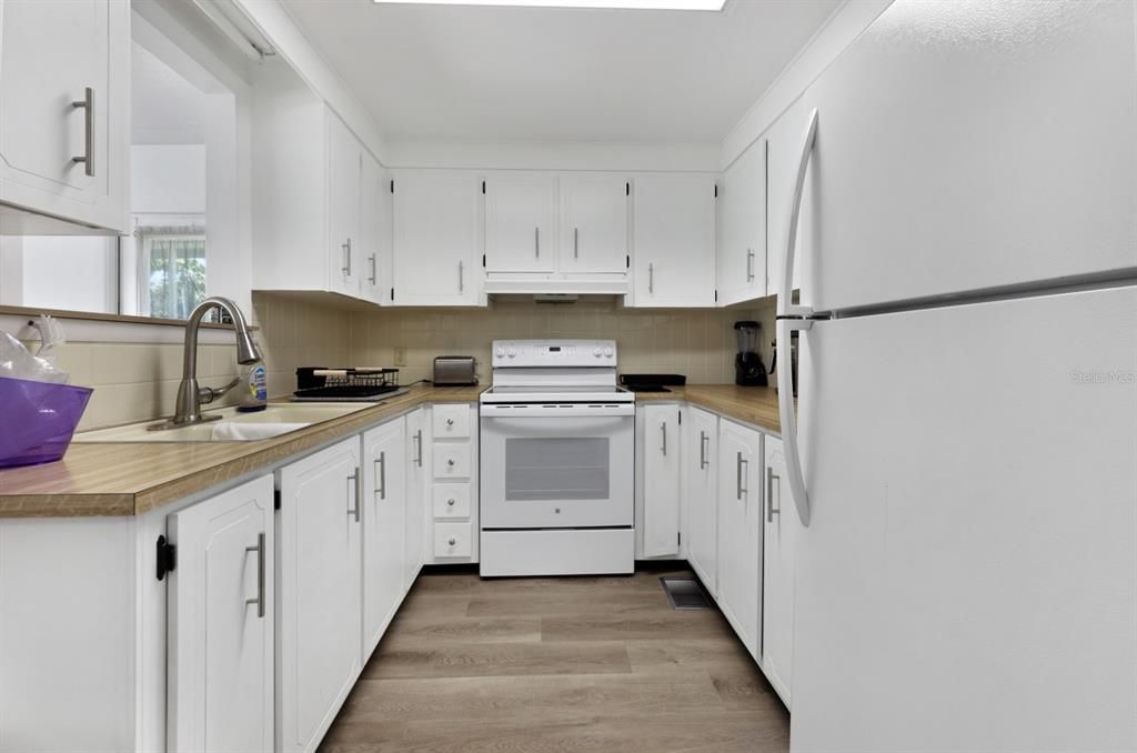 For Sale: $159,000 (2 beds, 2 baths, 1056 Square Feet)