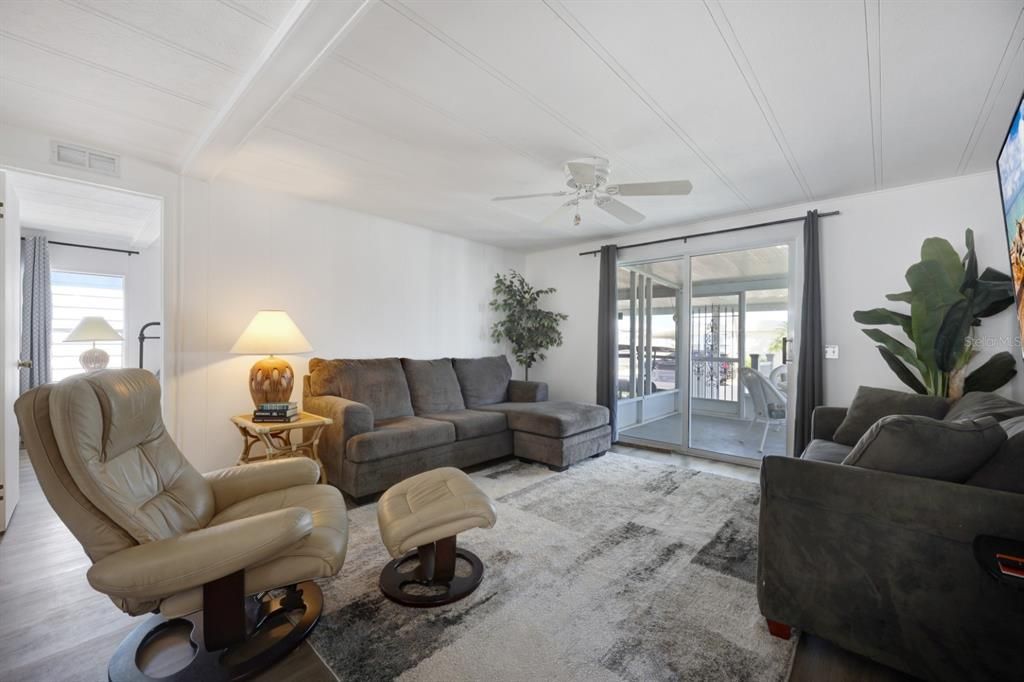 For Sale: $159,000 (2 beds, 2 baths, 1056 Square Feet)