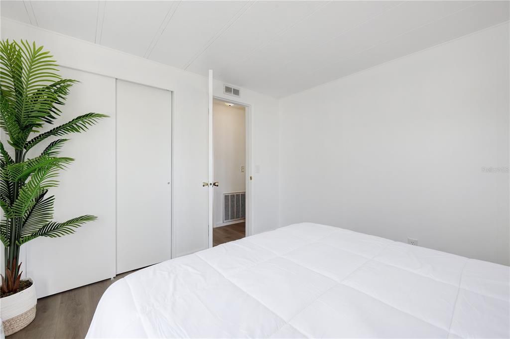 For Sale: $159,000 (2 beds, 2 baths, 1056 Square Feet)