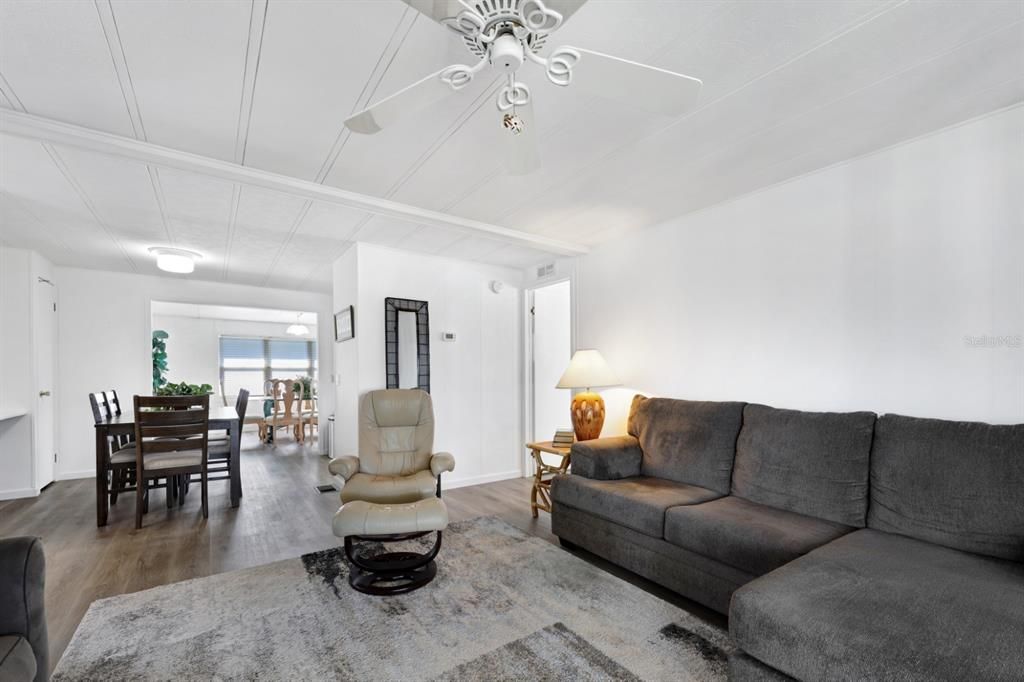 For Sale: $159,000 (2 beds, 2 baths, 1056 Square Feet)