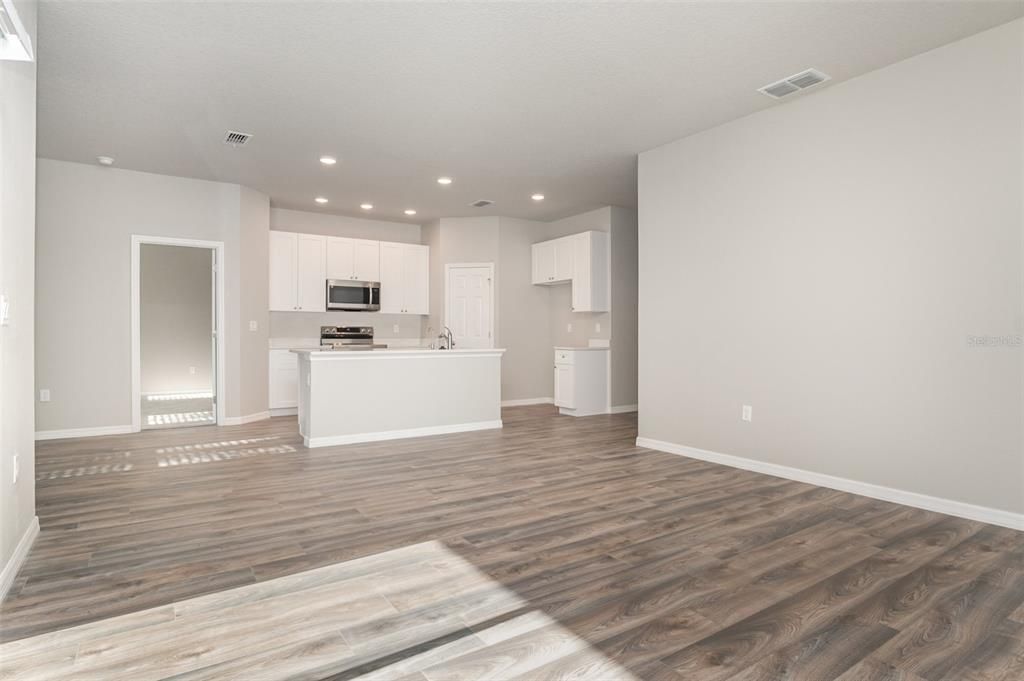 Activo con contrato: $329,900 (3 camas, 2 baños, 1551 Pies cuadrados)